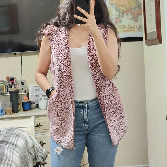 Sherpa Vest with Hoodie - Picture 2 of 8